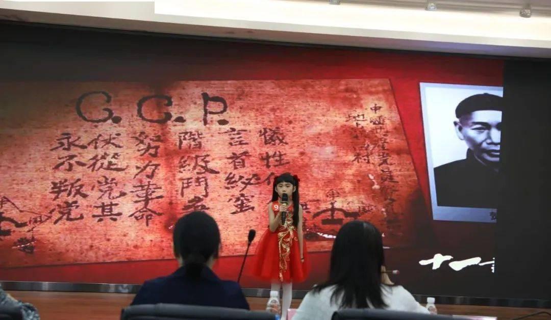 孕妈妈怎么回应宝宝踢肚子？游戏画面